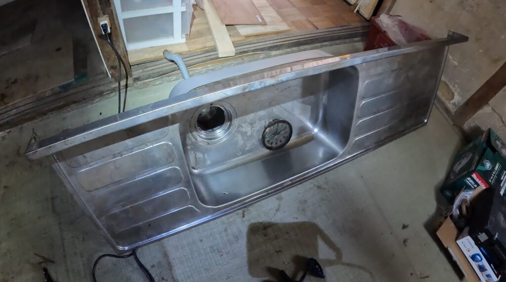 DIY】空き家のボロボロの流し場をリサイクルして簡易流し台を