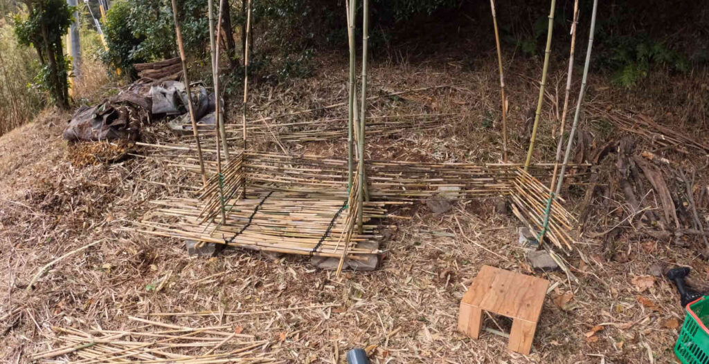 竹を使って農地の物置倉庫をDIYする ③屋根の建築→完成 - たかしの